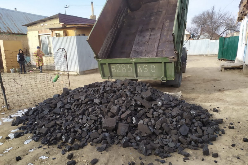 Помощь нуждающимся семьям 22 тоннами угля в Алматы и Алматинской области